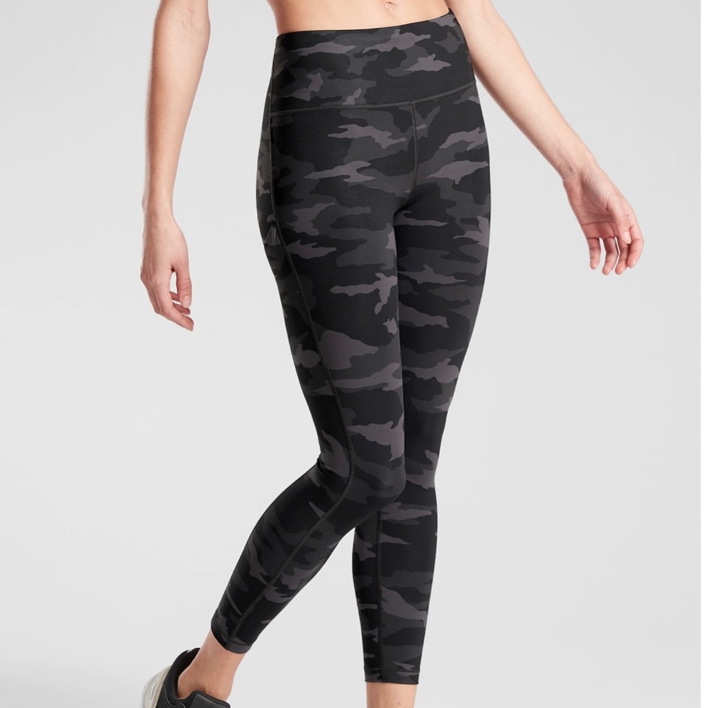 Athleta Ultimate Stash Pocket Camo 7/8 Tight